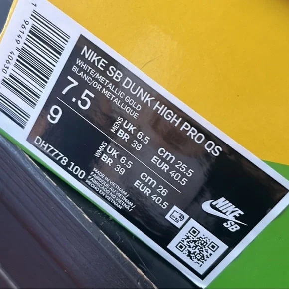 - Nike SB Dunk High “All Love”